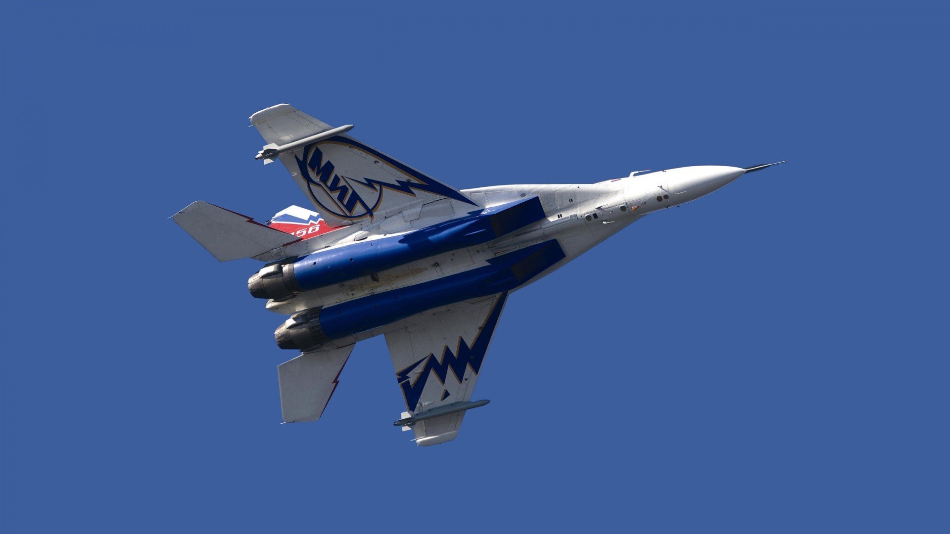 开云体育登录-阿克·库尔国王之夜，风暴中，独一人立如山岳