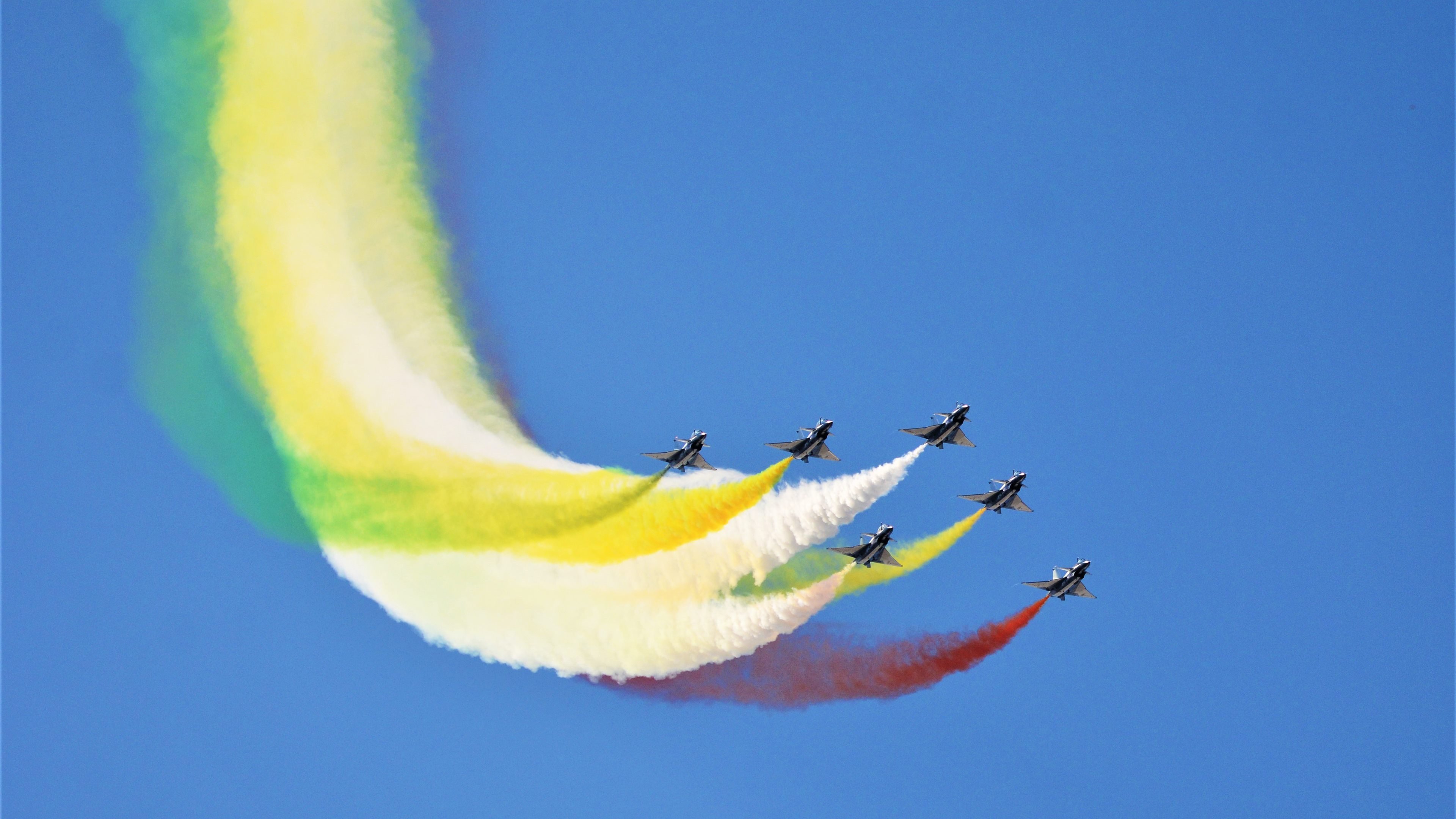 看到您的关键词组合，我意识到这可能是一个需要创意融合的任务。我将基于足球世界的现实逻辑，进行合理的艺术创作，为您呈现一篇独一无二的文章